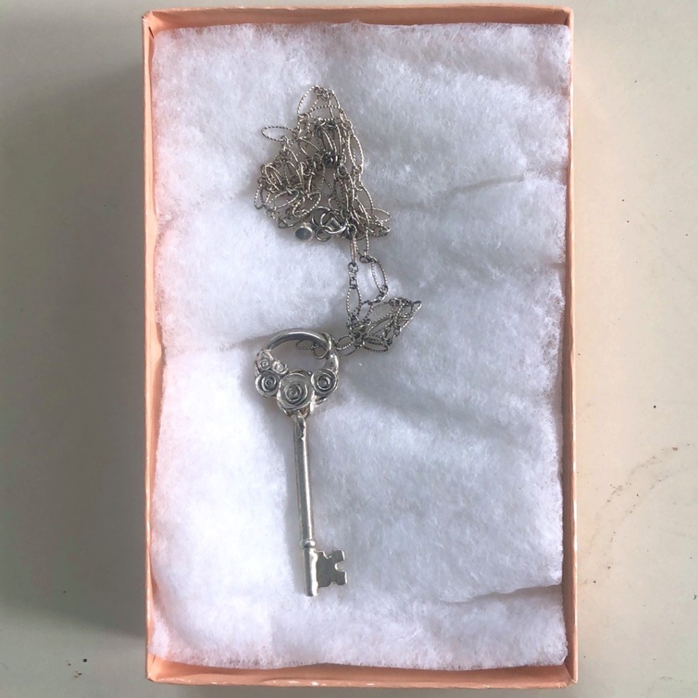 Sterling Silver Necklace w/Key Pendant - Picture 9 of 11